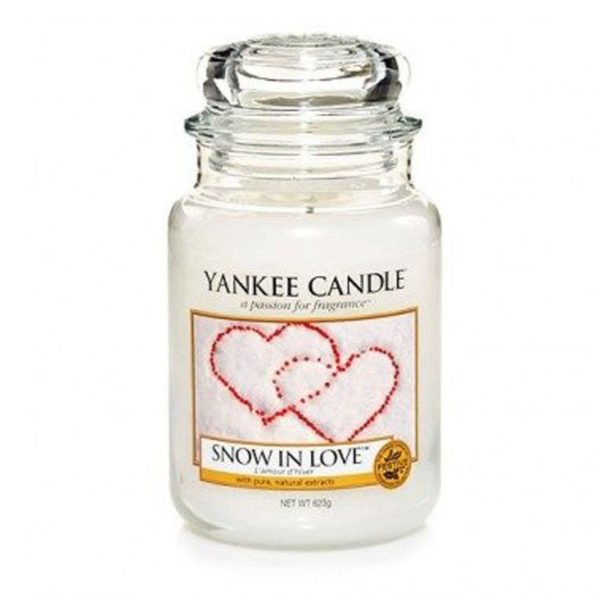 Średnia świeca zapachowa od Yankee Candle, biała w szklanym słoiku o zapachu snow in love. Świeca zapachowa, zapachy, świeca, biała, prezent dla ukochanej, prezent na walentynki, prezent na święta, prezent, miłość, prezent dla Pani, romans